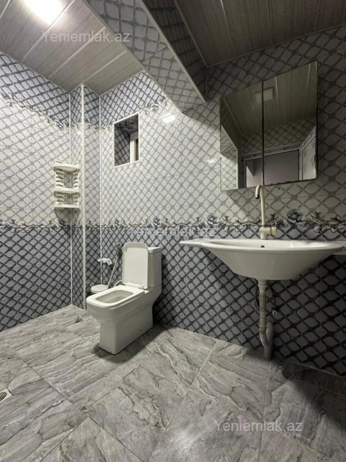 Satılır 5 otaqlı həyət evi 200 m²