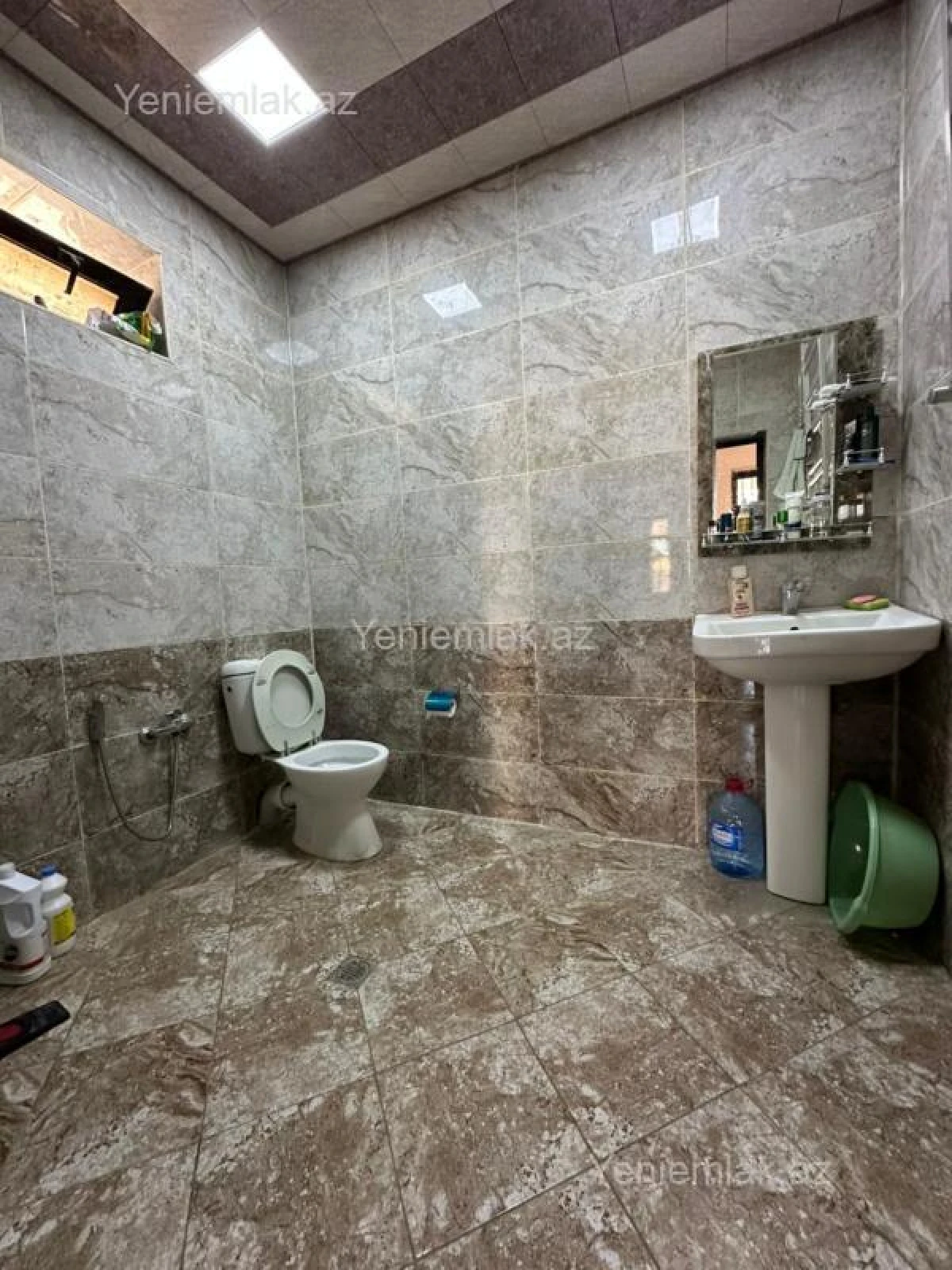 Satılır 5 otaqlı həyət evi 180 m²