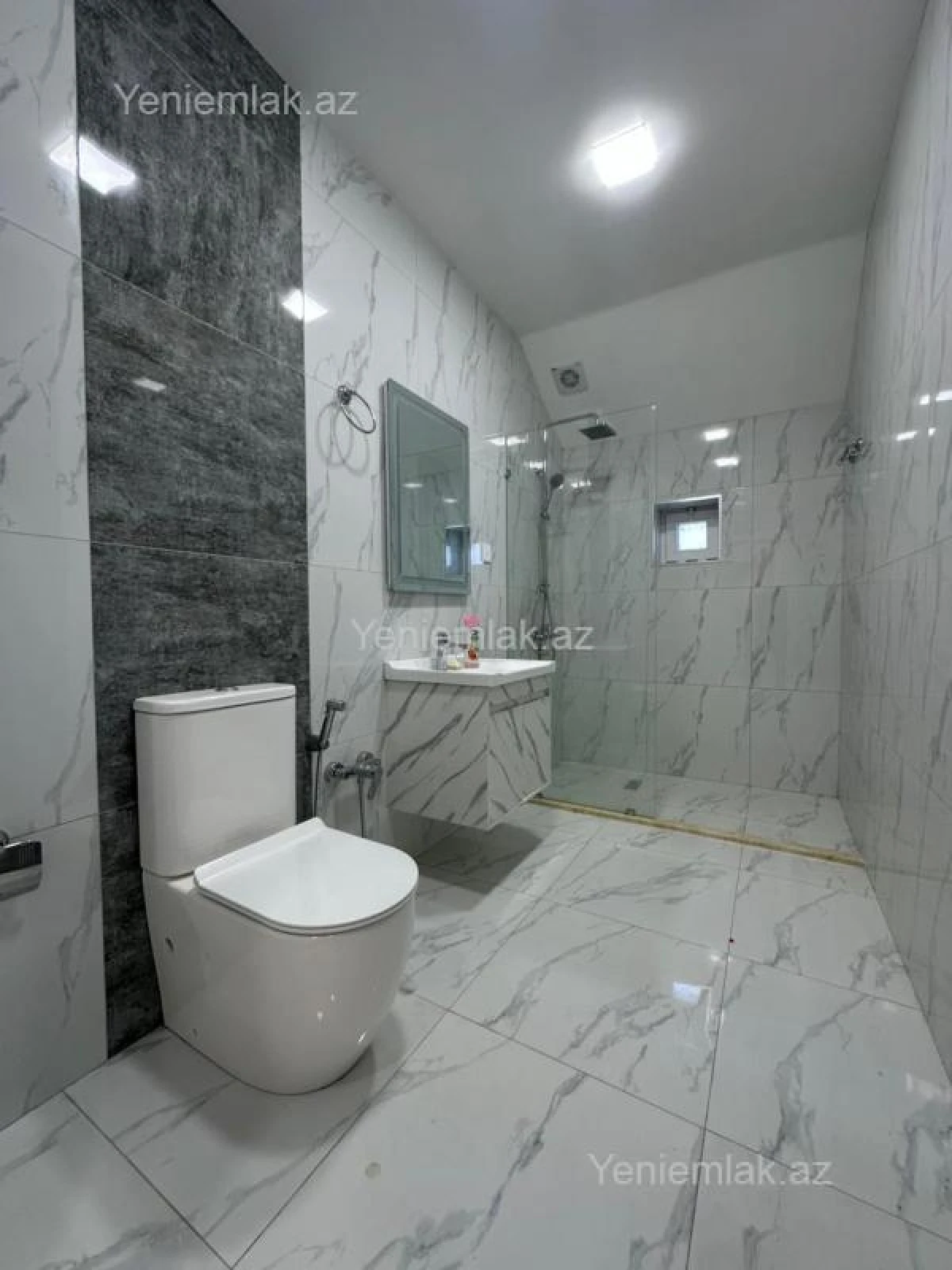 Satılır 5 otaqlı həyət evi 220 m²