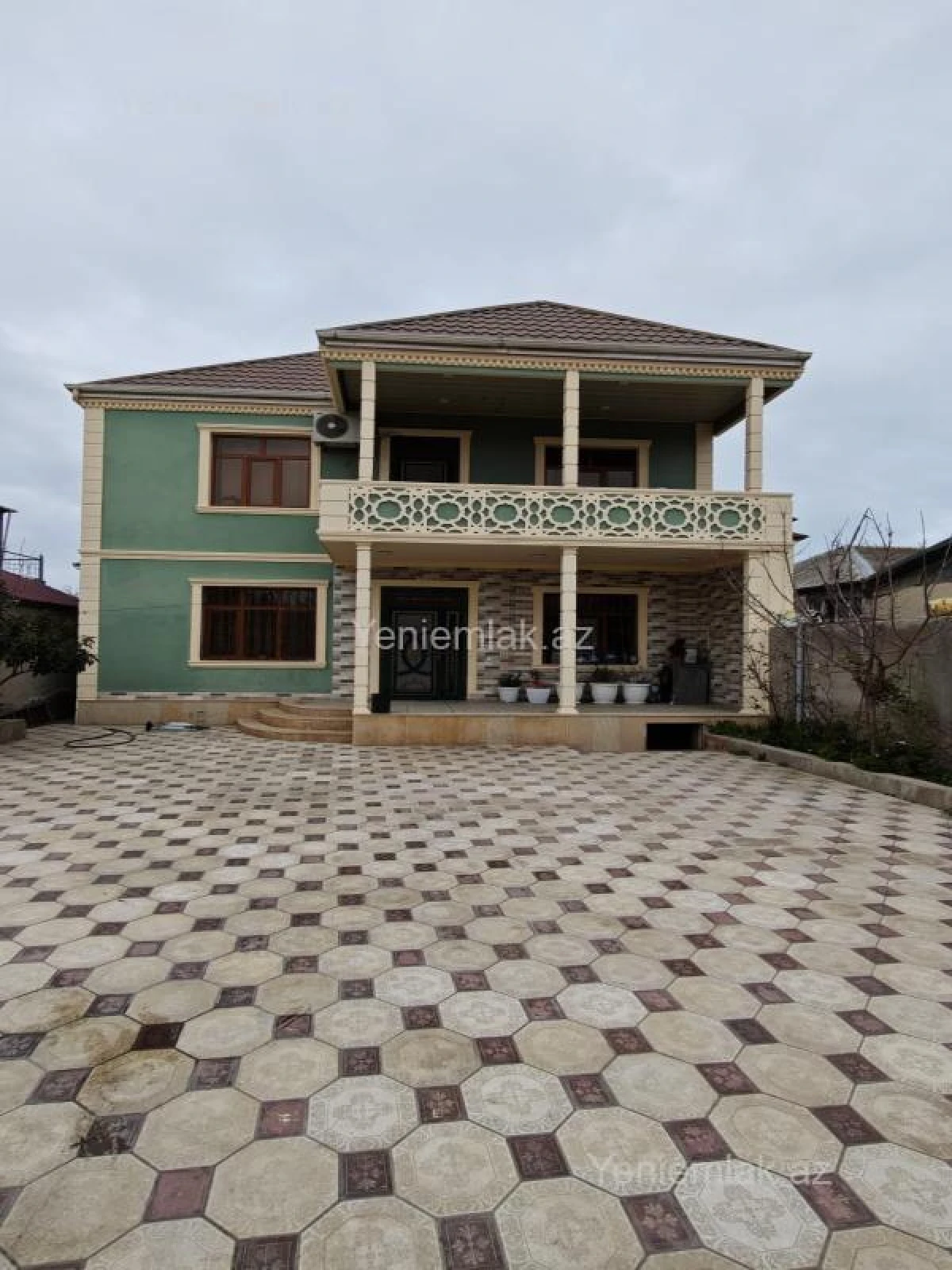 Satılır 8 otaqlı həyət evi 240 m²