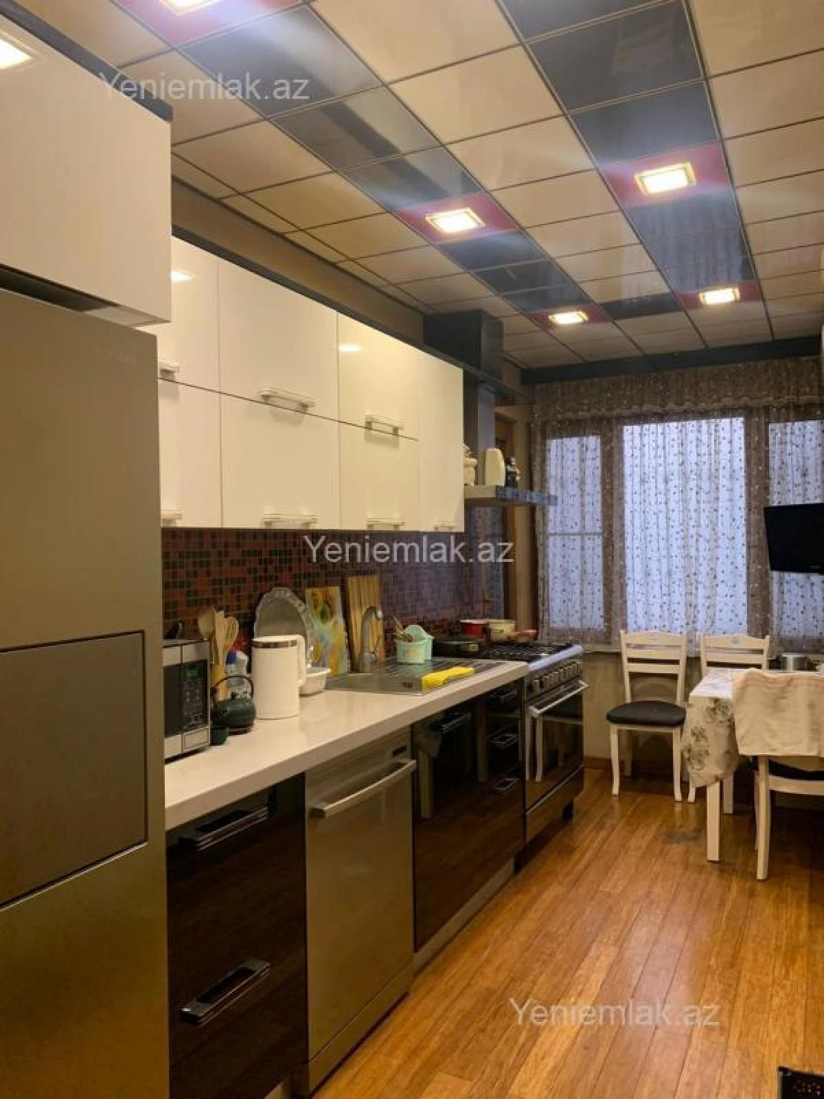 Satılır 5 otaqlı köhnə tikili 200 m²