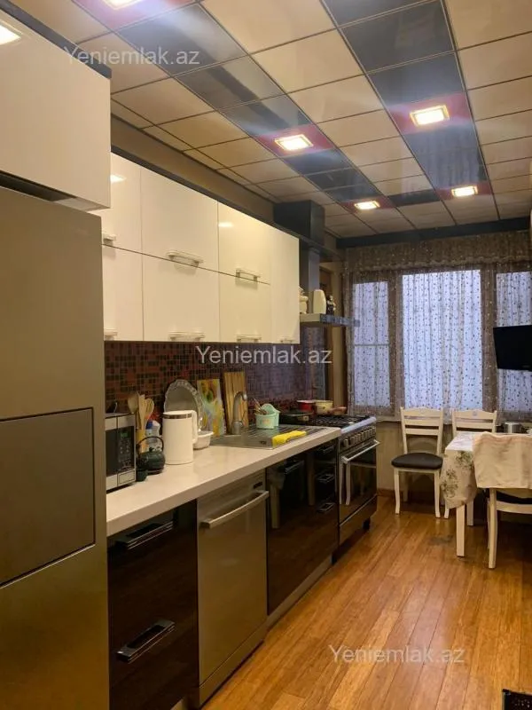 Satılır 5 otaqlı köhnə tikili 200 m²