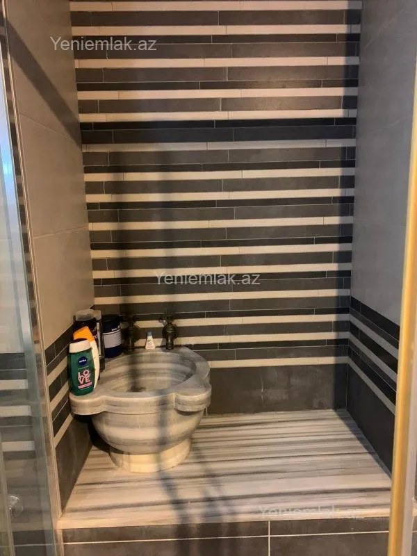 Satılır 5 otaqlı köhnə tikili 200 m²