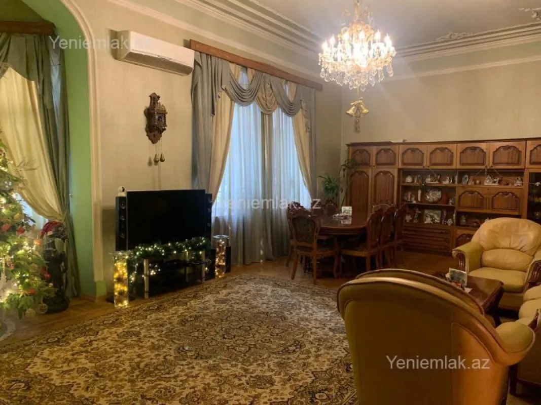 Satılır 5 otaqlı köhnə tikili 200 m²
