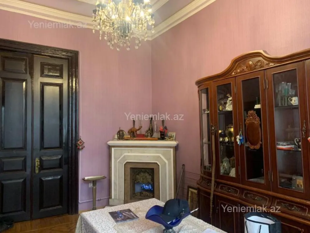 Satılır 5 otaqlı köhnə tikili 200 m²