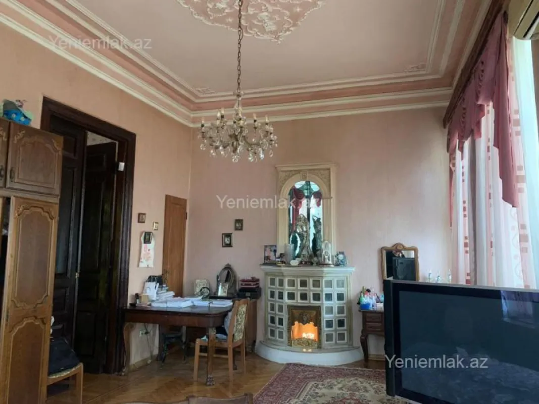 Satılır 5 otaqlı köhnə tikili 200 m²