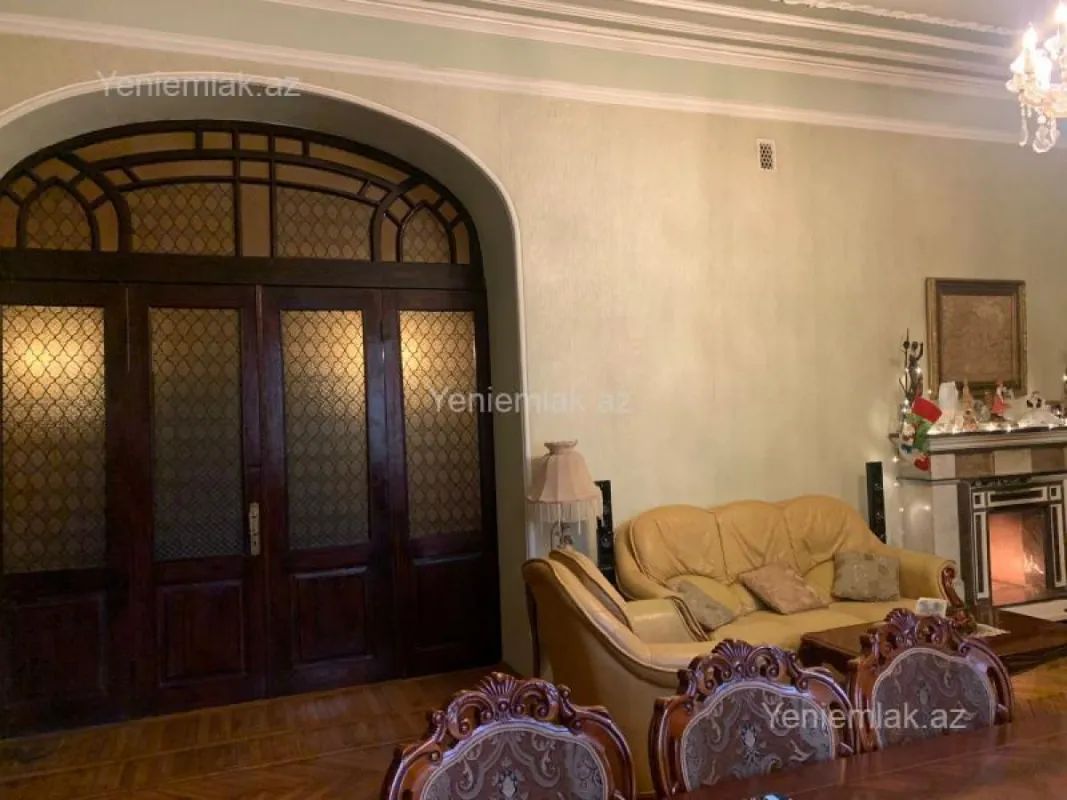 Satılır 5 otaqlı köhnə tikili 200 m²