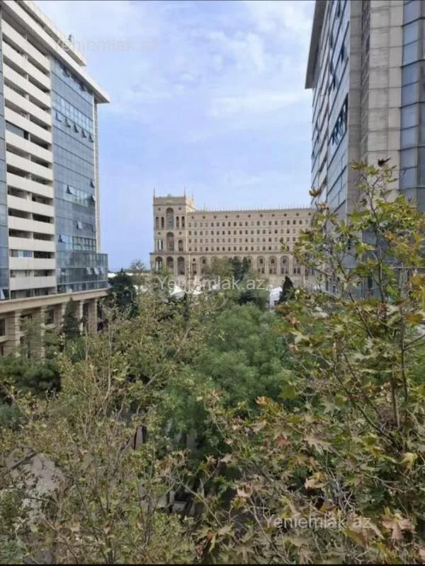 Satılır 5 otaqlı köhnə tikili 200 m²