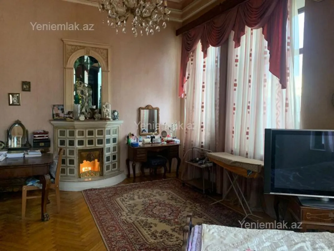 Satılır 5 otaqlı köhnə tikili 200 m²