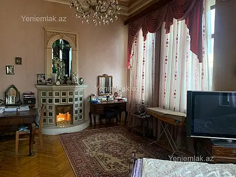 Satılır 5 otaqlı köhnə tikili 200 m²