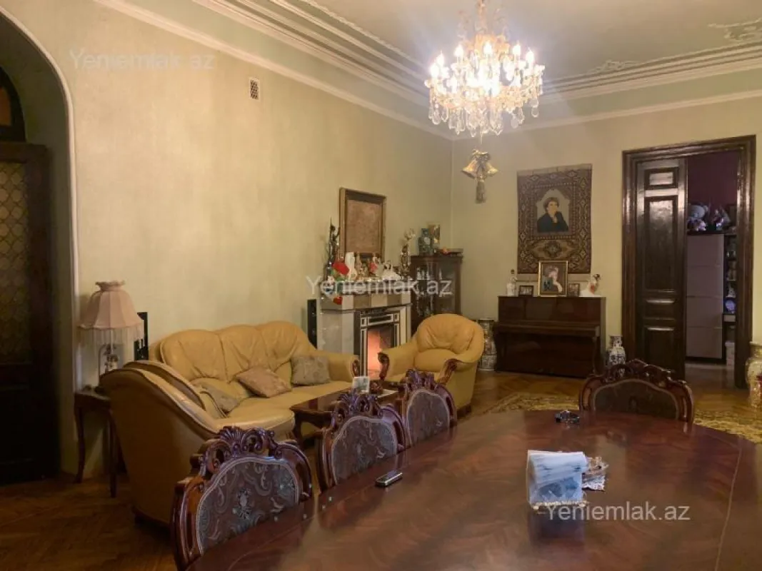 Satılır 5 otaqlı köhnə tikili 200 m²