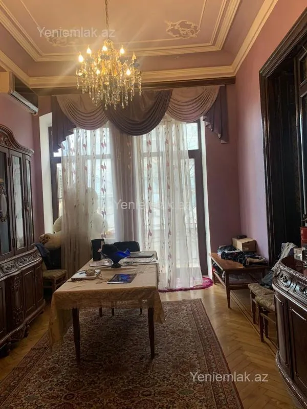 Satılır 5 otaqlı köhnə tikili 200 m²