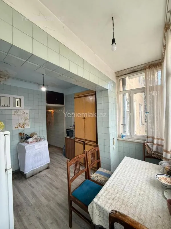 Satılır 2 otaqlı köhnə tikili 65 m²