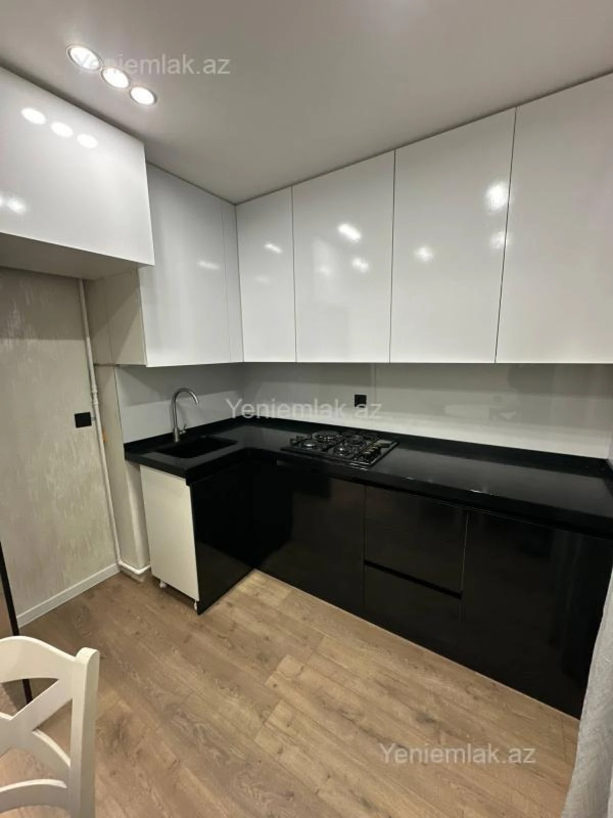 Satılır 2 otaqlı köhnə tikili 60 m²