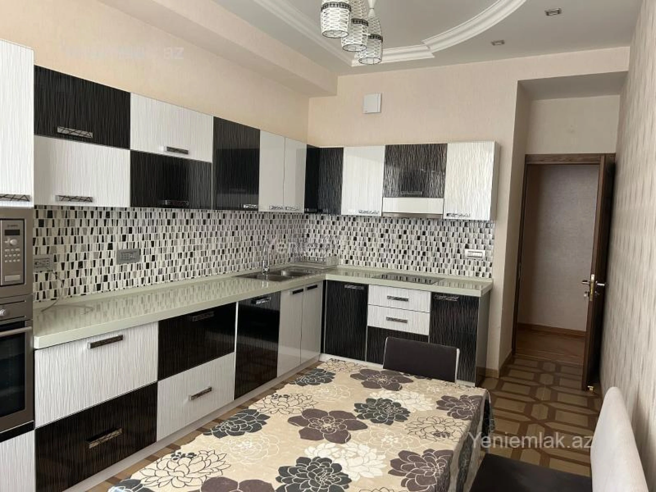 Satılır 3 otaqlı yeni tikili 135 m²