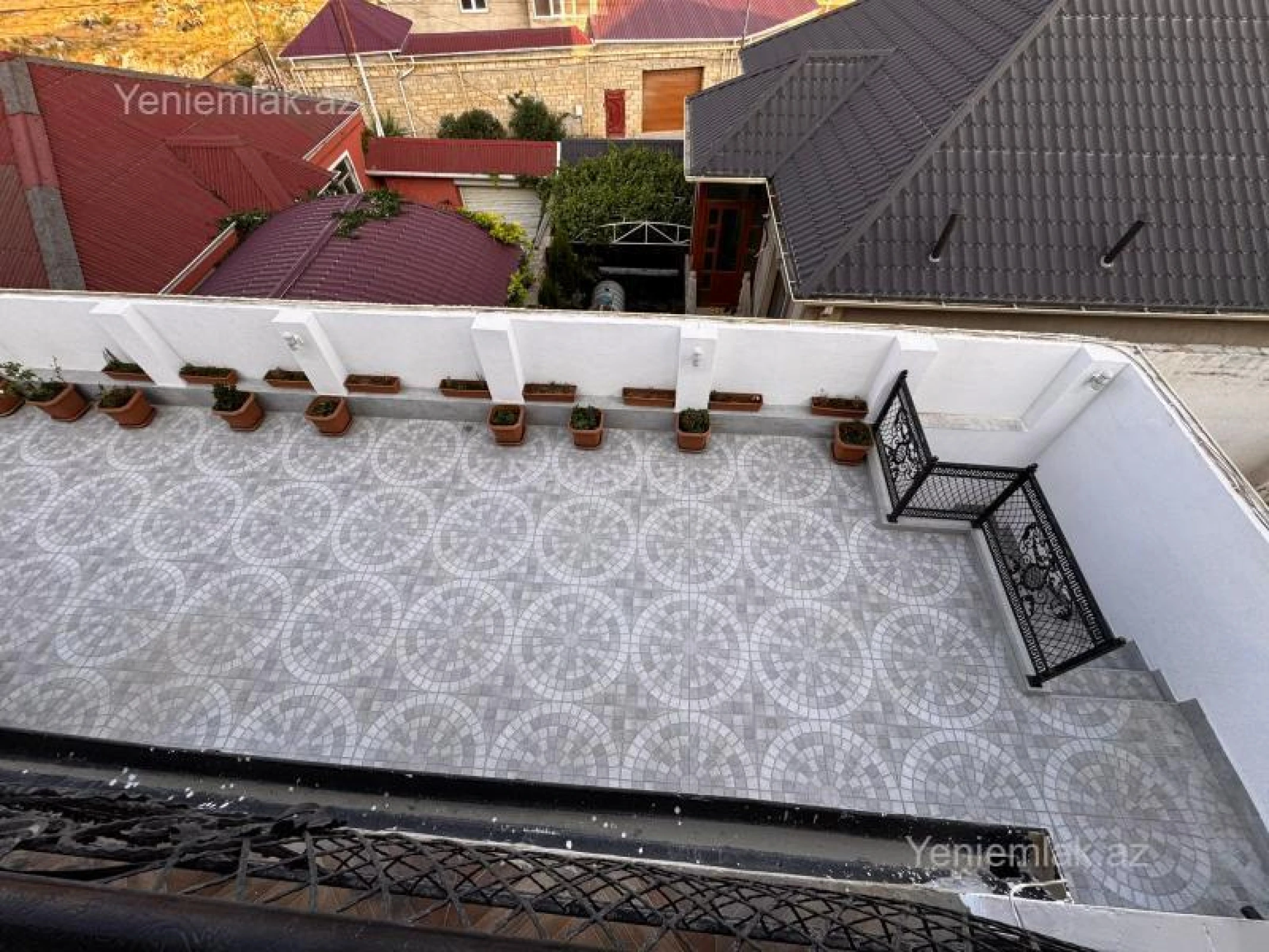 Satılır 9 otaqlı həyət evi 550 m²