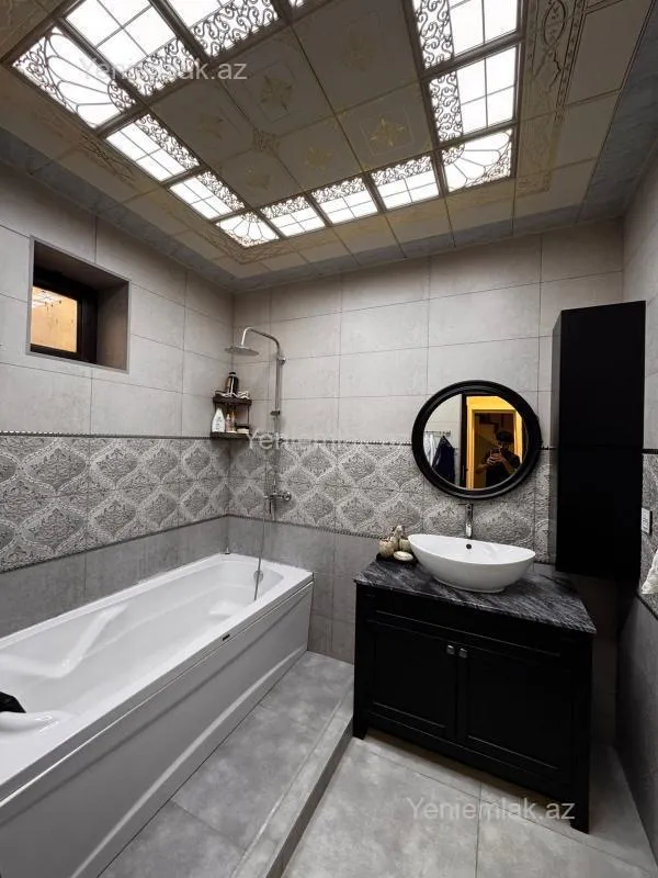 Satılır 9 otaqlı həyət evi 550 m²