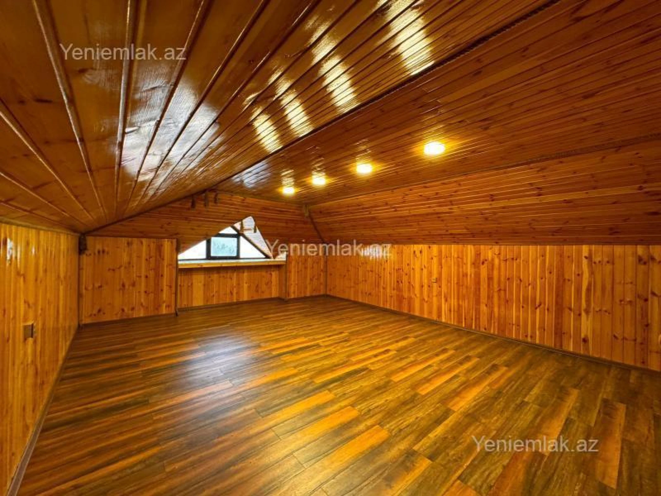 Satılır 9 otaqlı həyət evi 550 m²