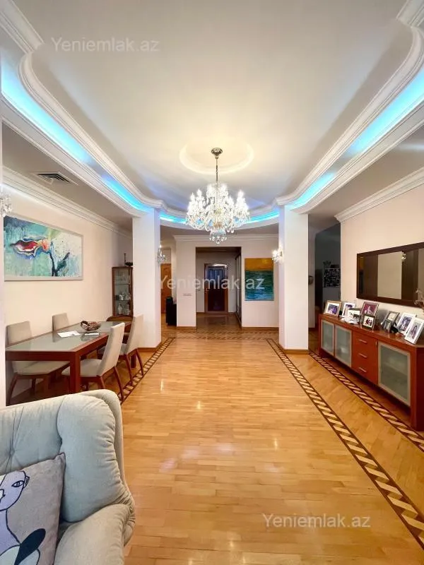 Satılır 2 otaqlı yeni tikili 220 m²