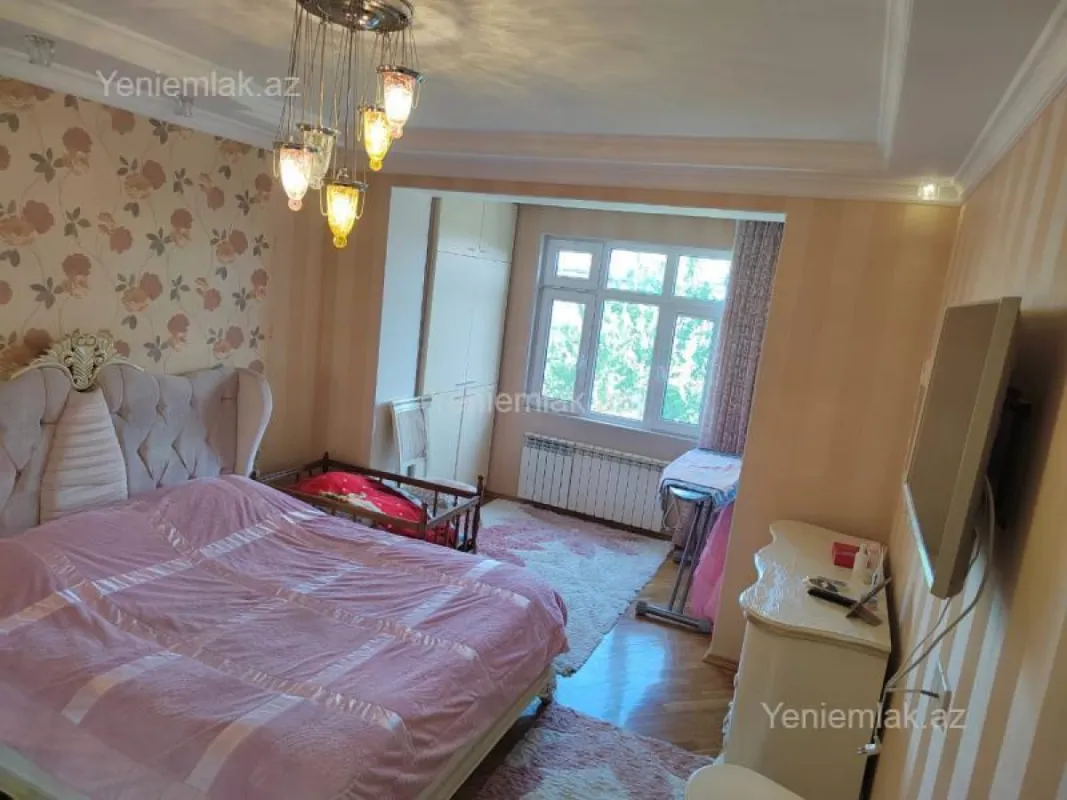 Satılır 4 otaqlı köhnə tikili 100 m²