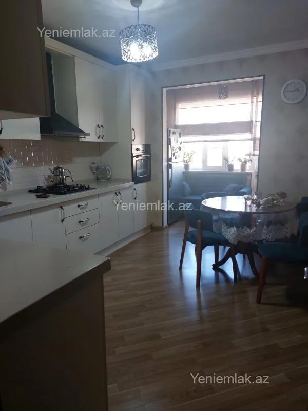 Satılır 4 otaqlı köhnə tikili 120 m²