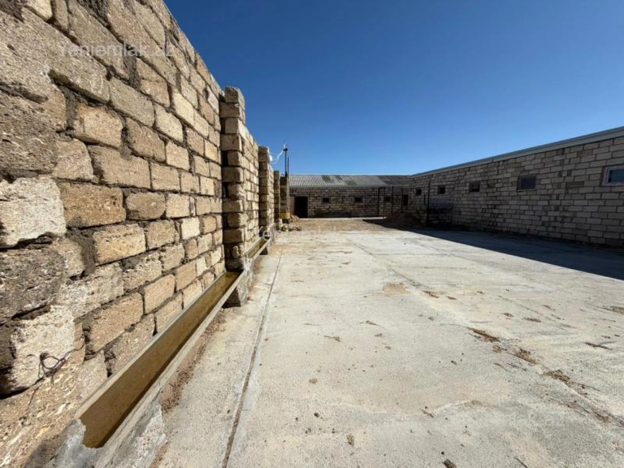 Satılır 4 otaqlı obyekt 250 m²