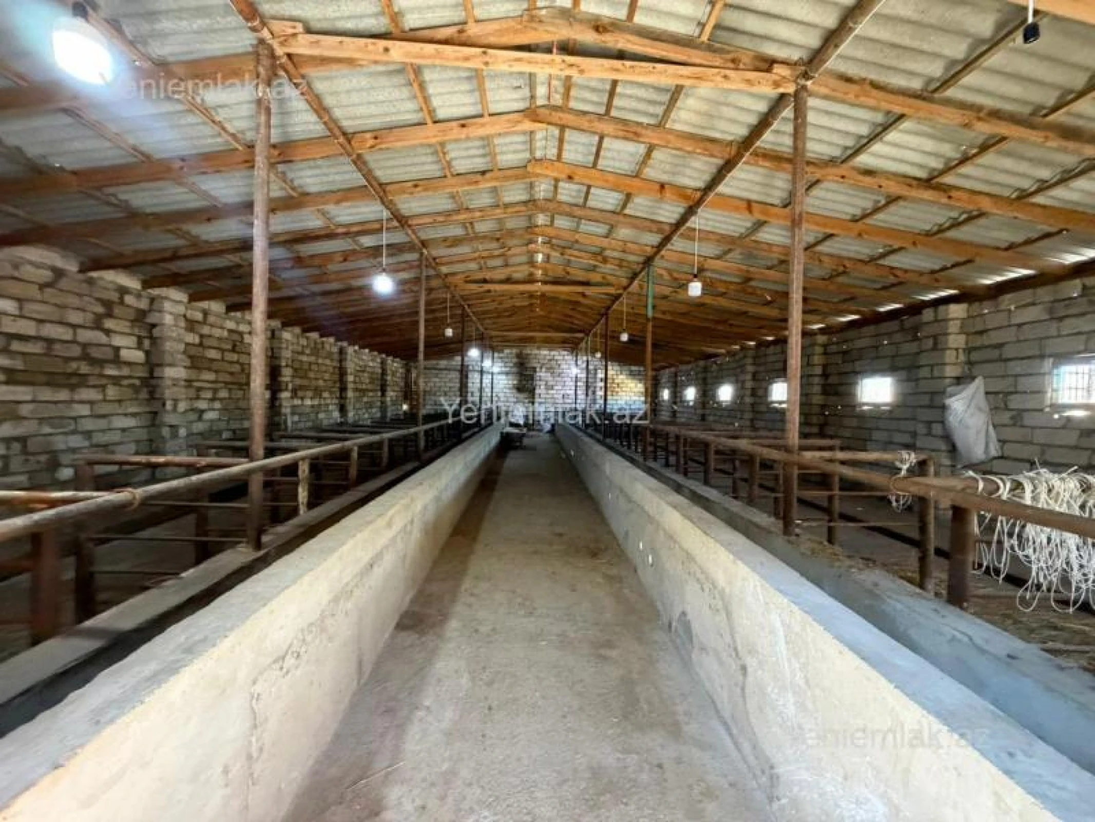 Satılır 4 otaqlı obyekt 250 m²