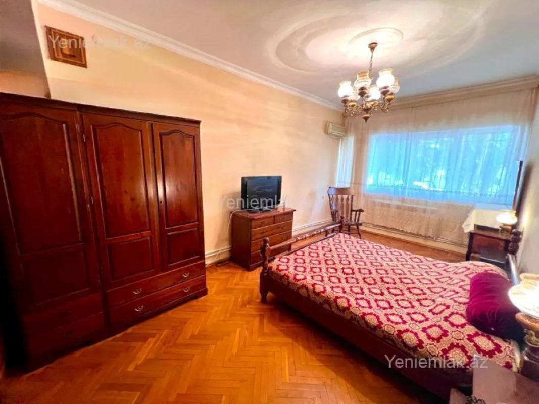 Satılır 5 otaqlı köhnə tikili 160 m²