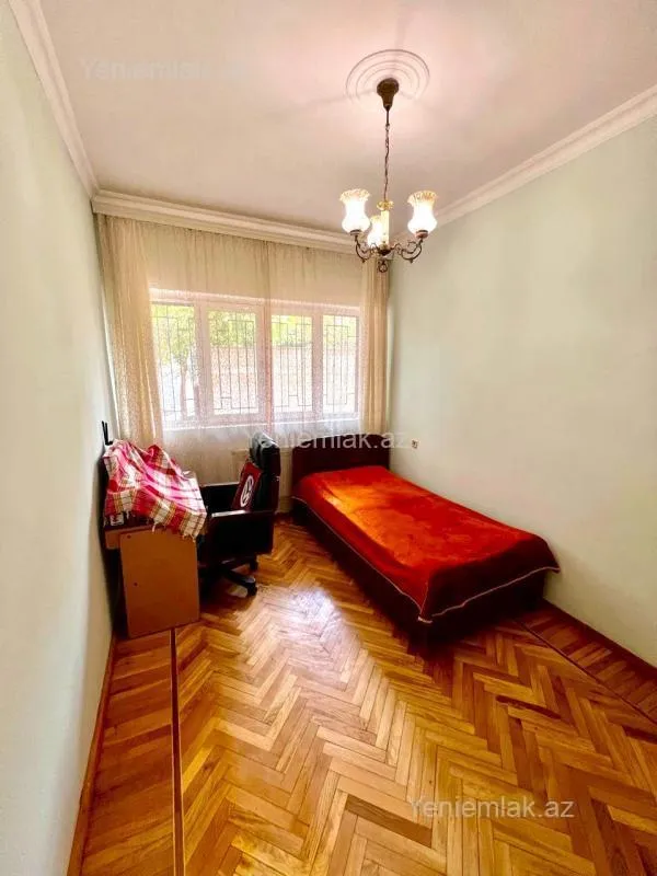 Satılır 5 otaqlı köhnə tikili 160 m²