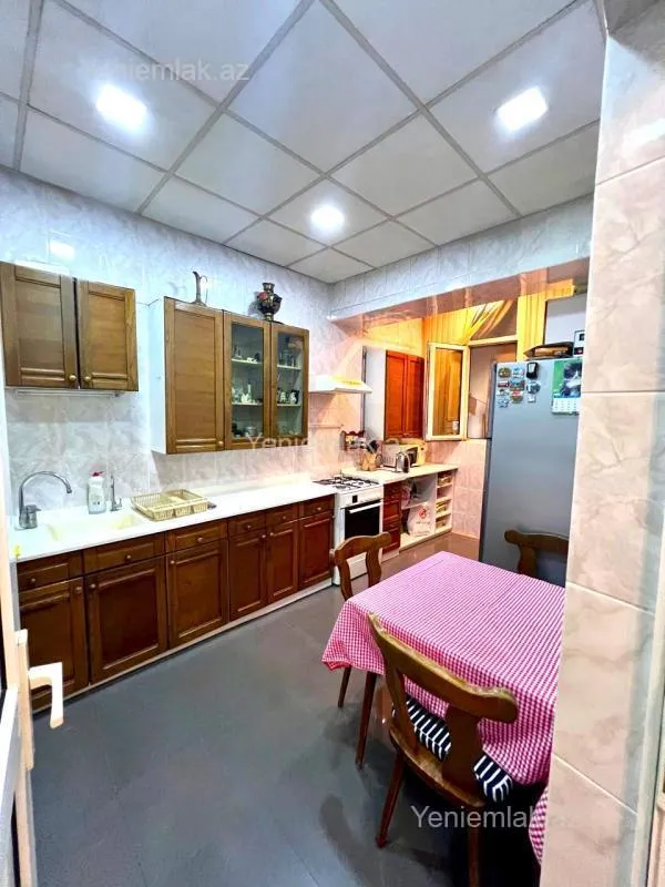 Satılır 5 otaqlı köhnə tikili 160 m²