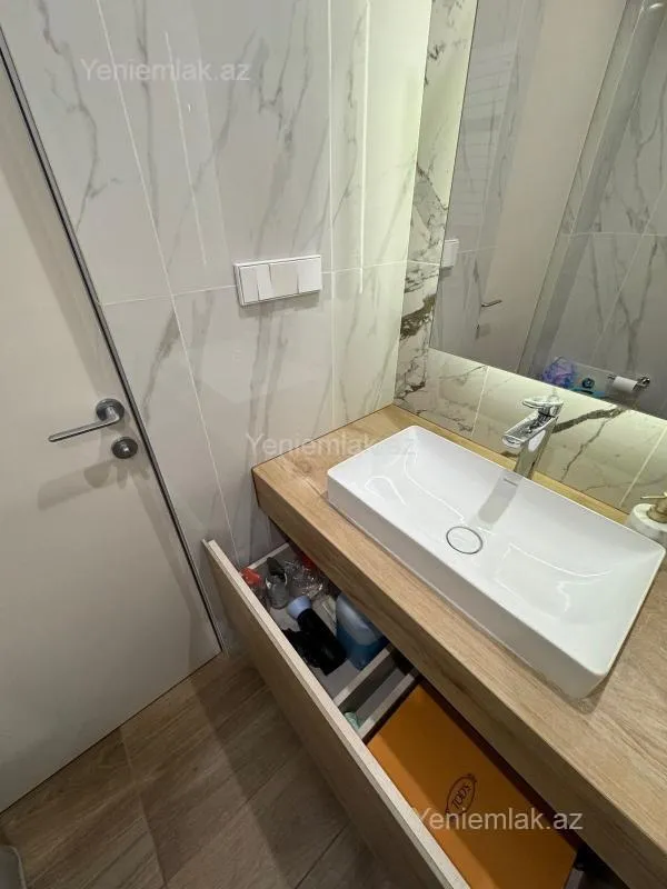 Satılır 2 otaqlı köhnə tikili 65 m²