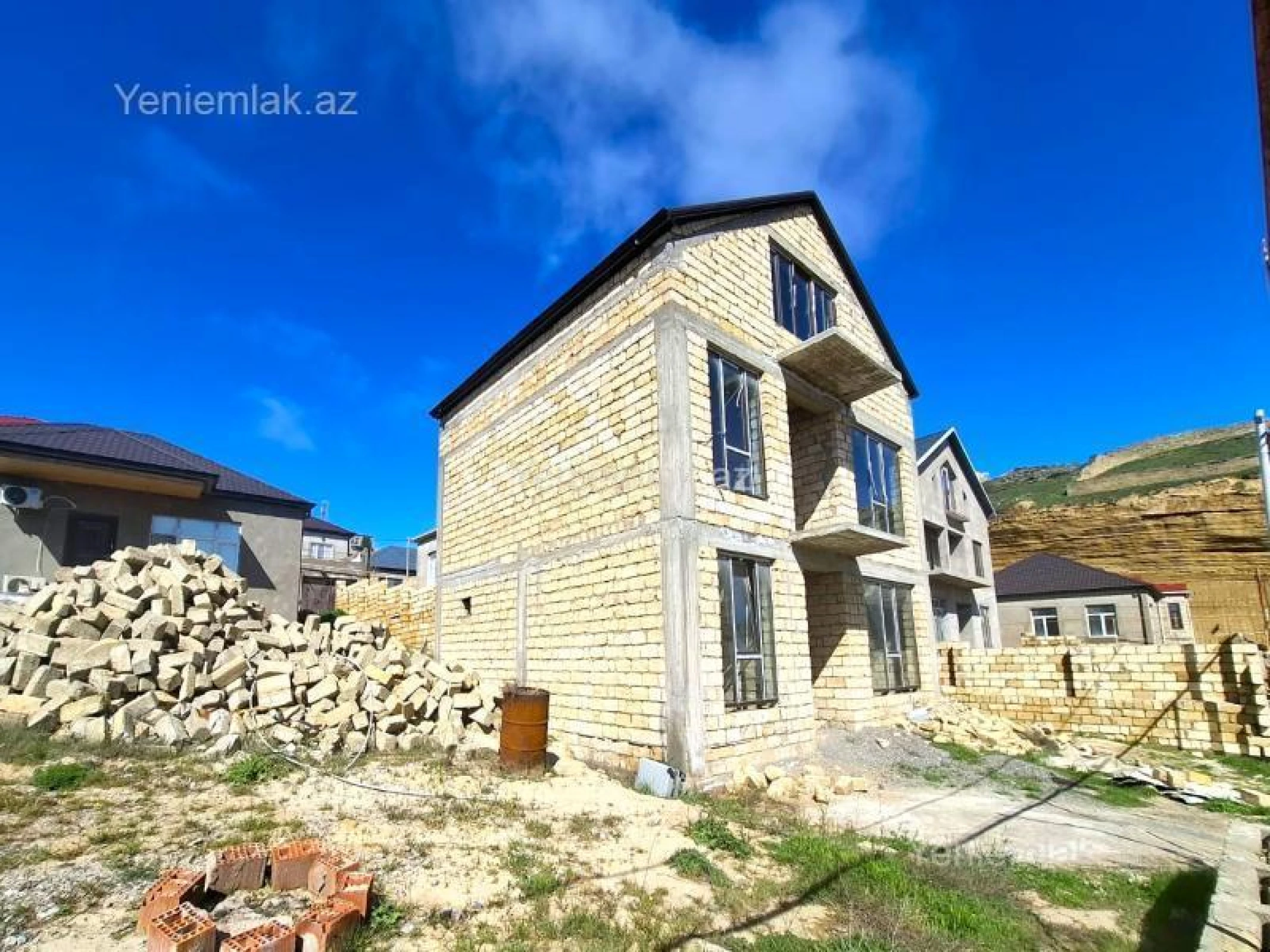 Satılır 6 otaqlı həyət evi 240 m²