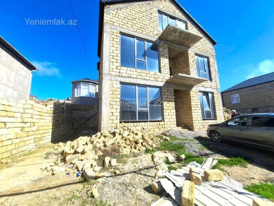 Satılır 6 otaqlı həyət evi 240 m²