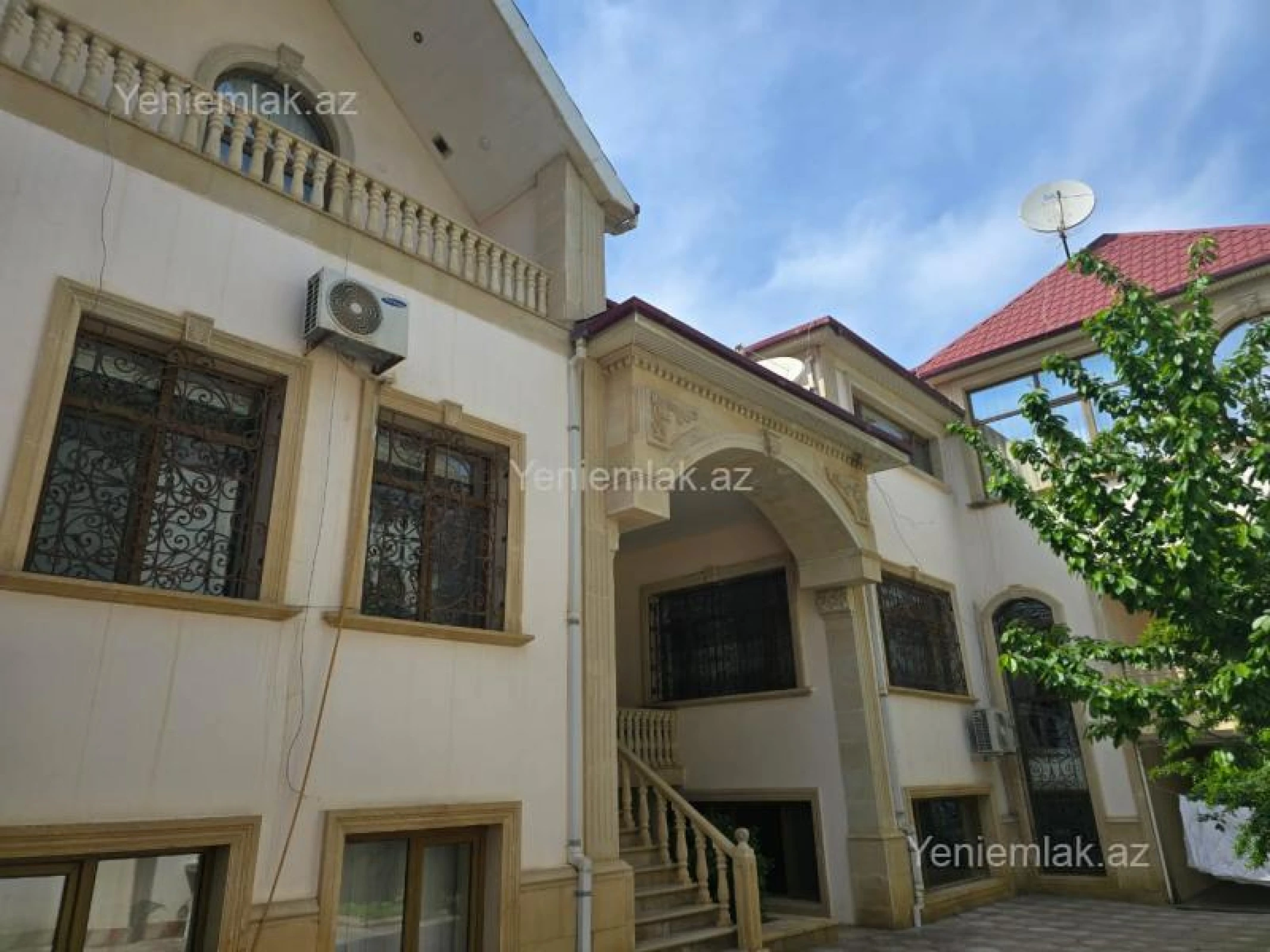 Satılır 11 otaqlı həyət evi 950 m²