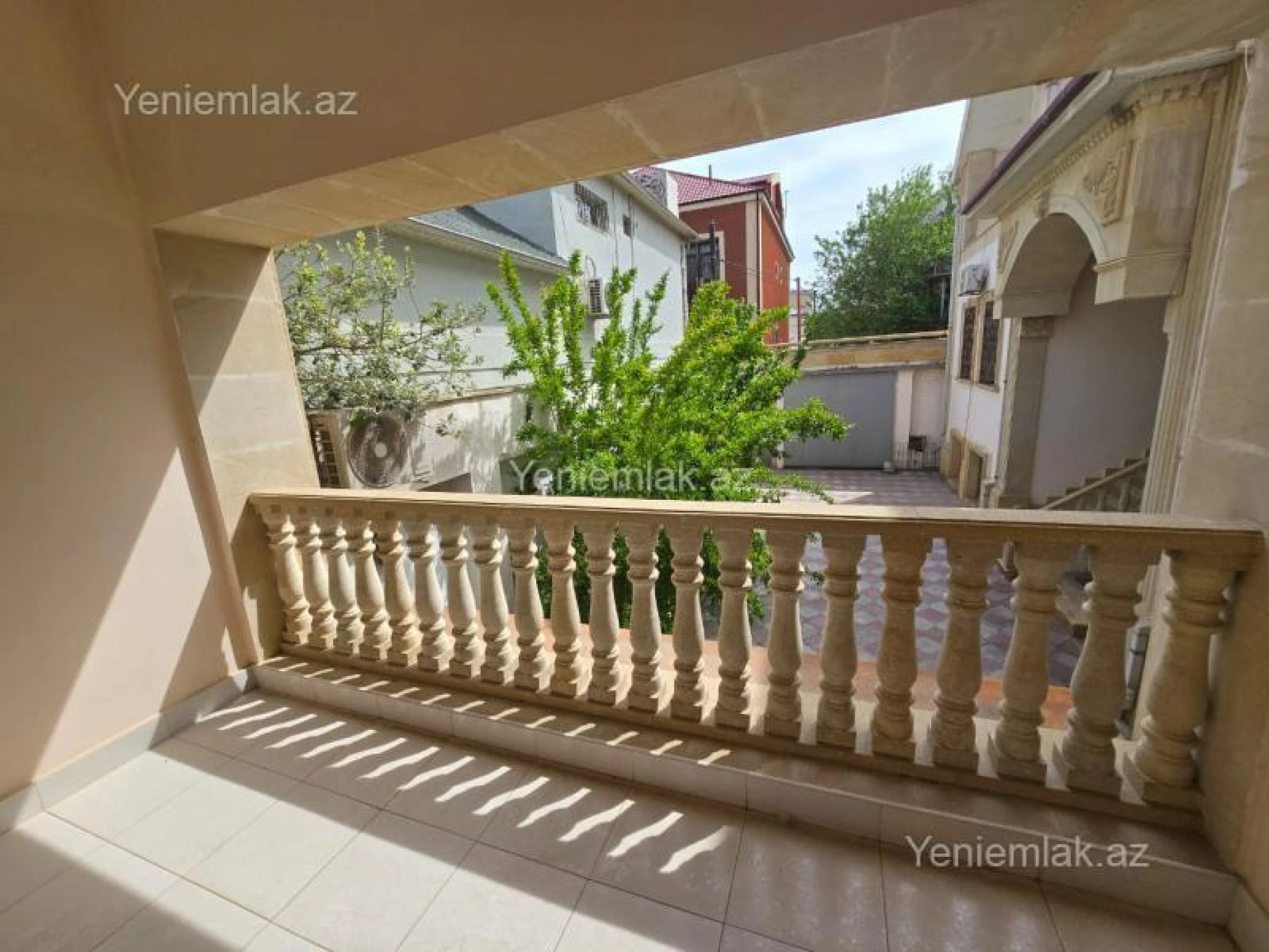 Satılır 11 otaqlı həyət evi 950 m²