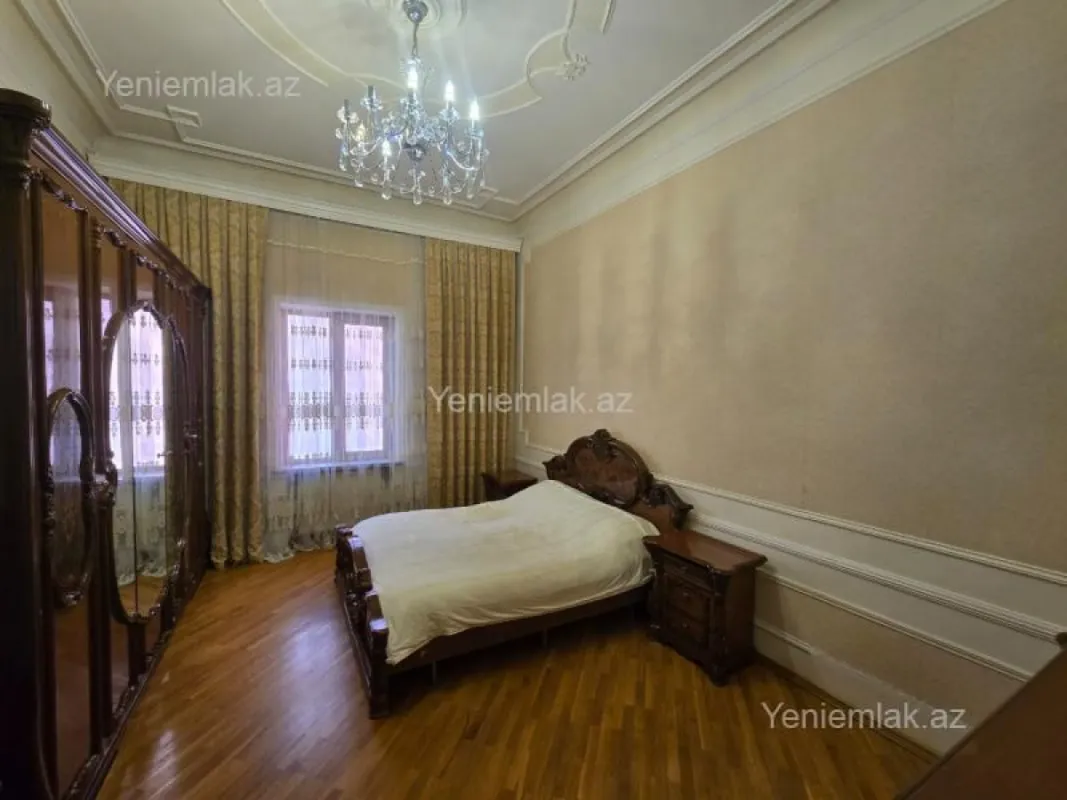Satılır 11 otaqlı həyət evi 950 m²