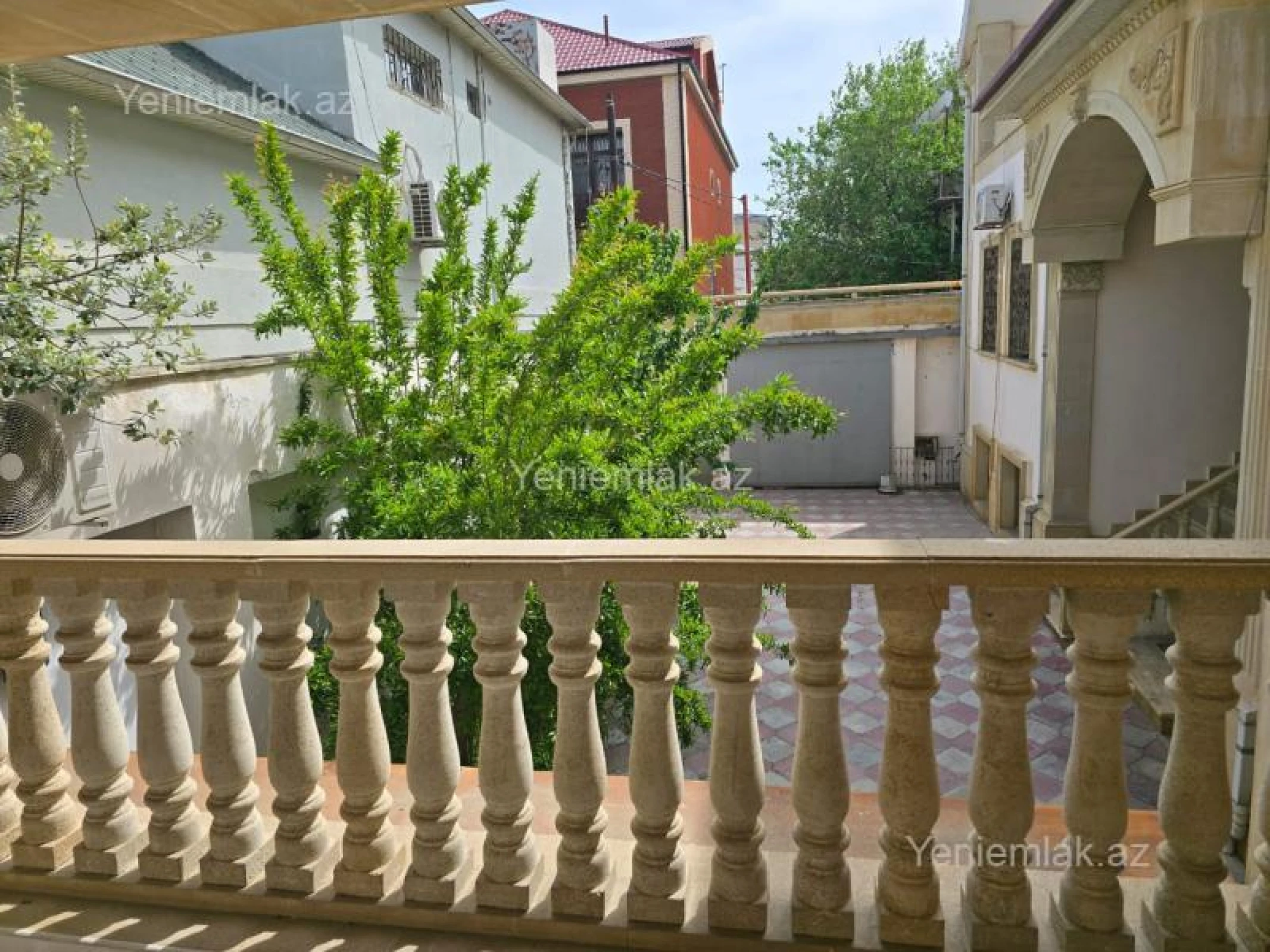Satılır 11 otaqlı həyət evi 950 m²