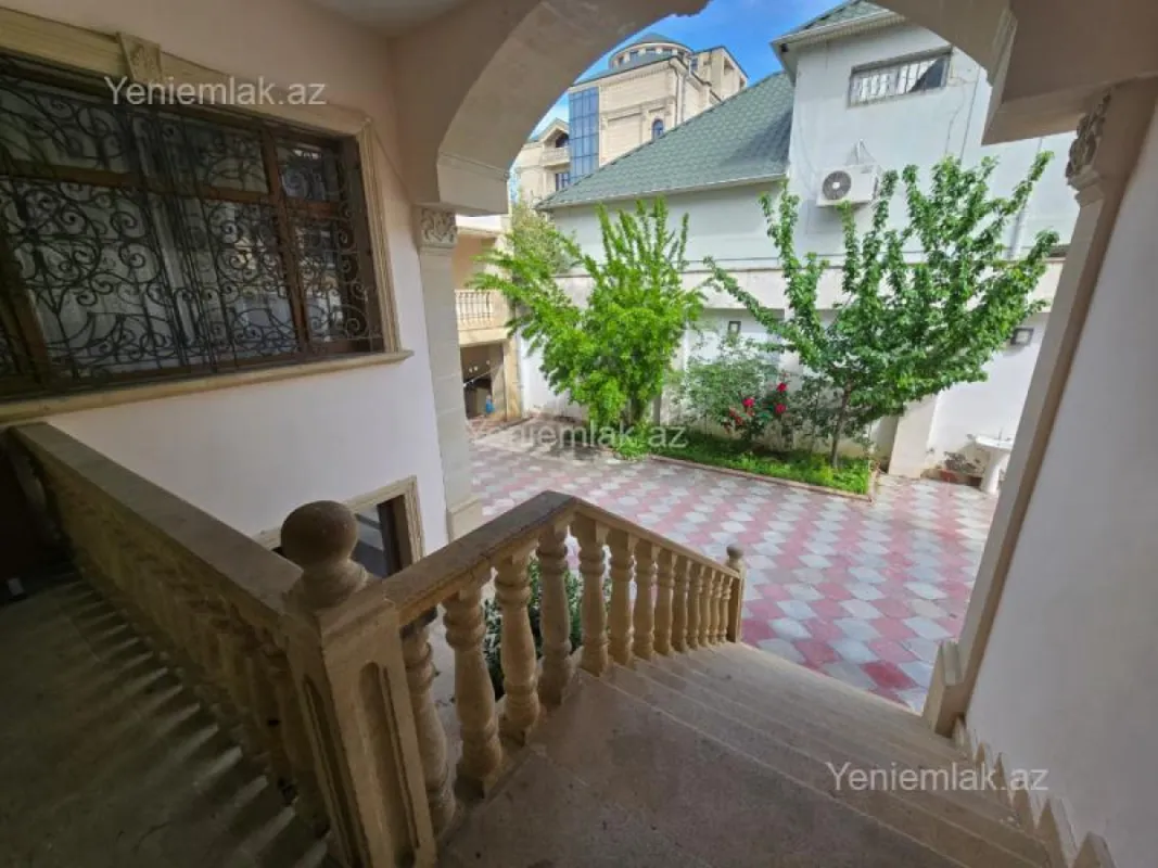 Satılır 11 otaqlı həyət evi 950 m²