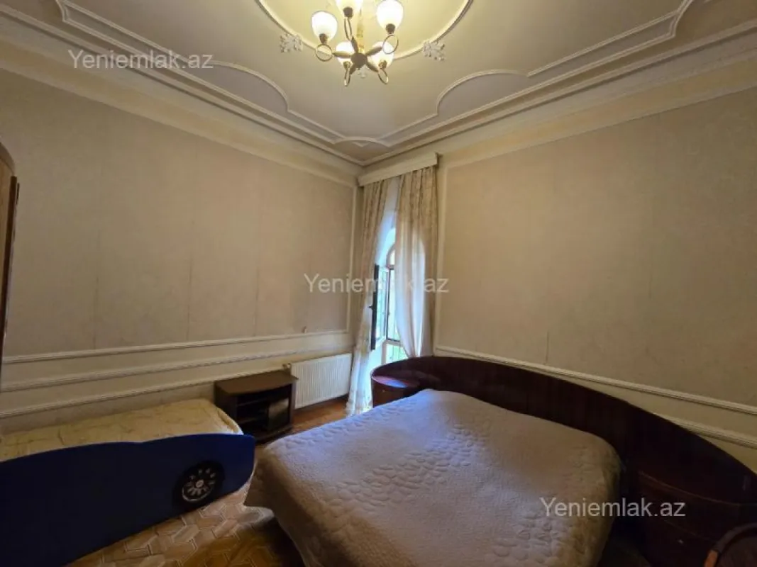 Satılır 11 otaqlı həyət evi 950 m²