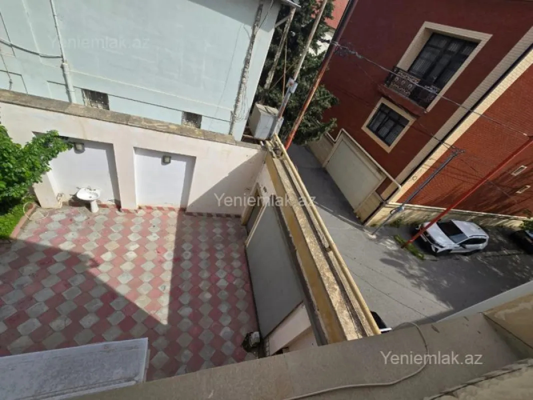 Satılır 11 otaqlı həyət evi 950 m²