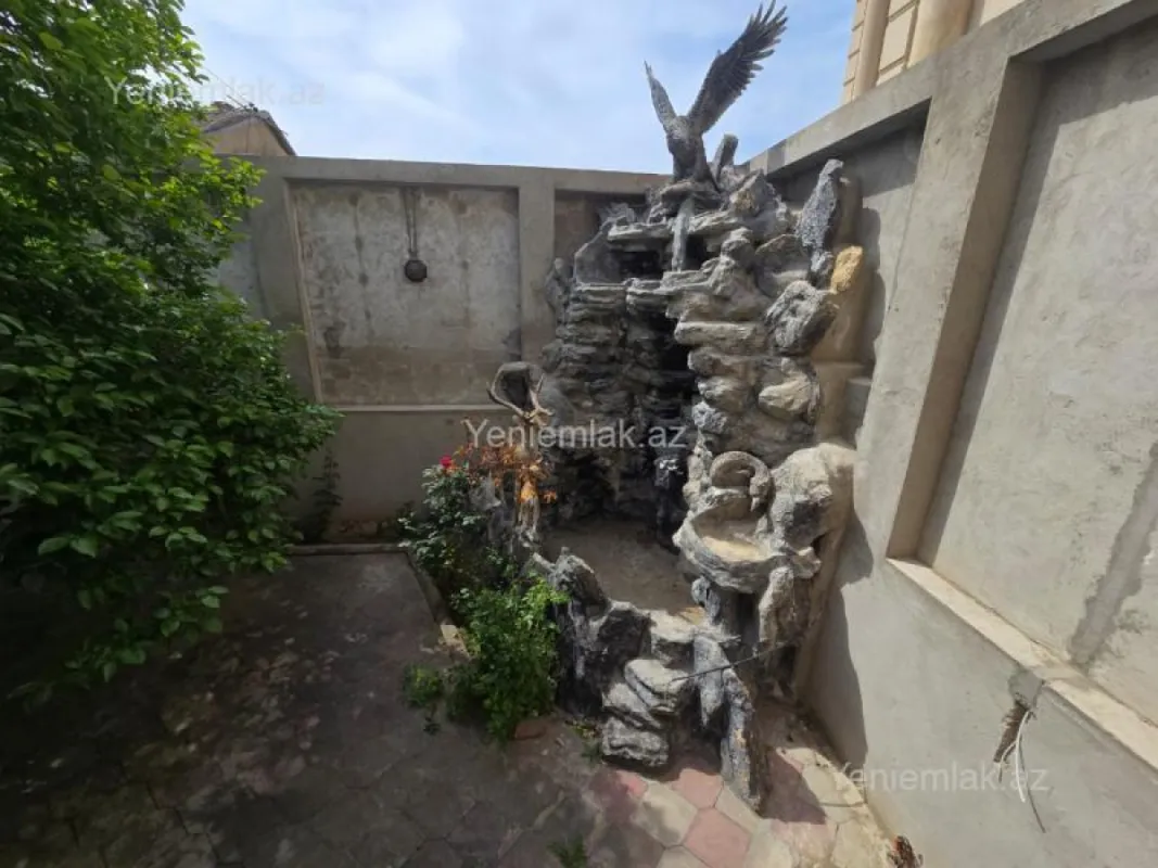 Satılır 11 otaqlı həyət evi 950 m²