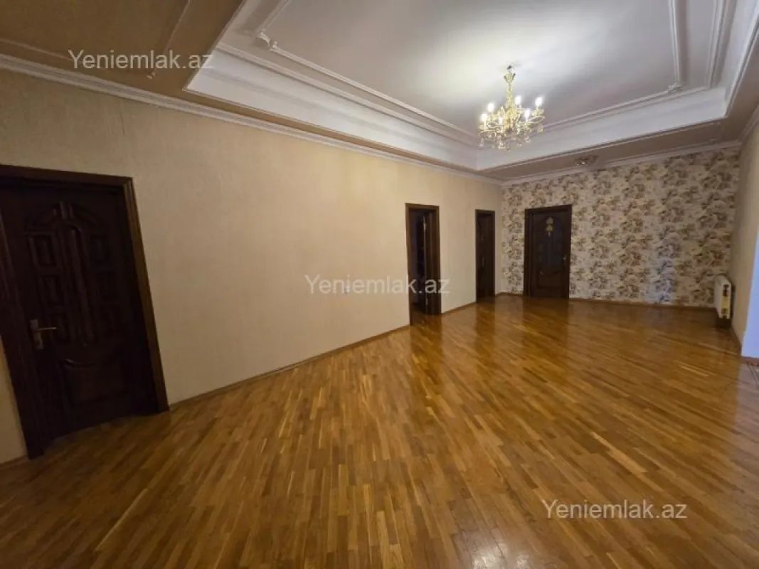 Satılır 11 otaqlı həyət evi 950 m²
