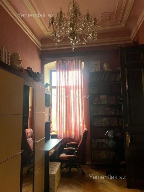 Satılır 6 otaqlı köhnə tikili 220 m²