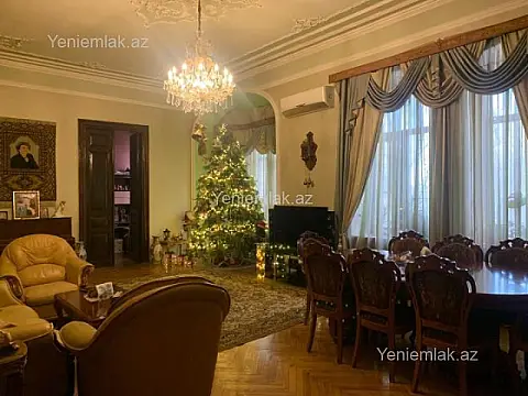 Satılır 6 otaqlı köhnə tikili 220 m²