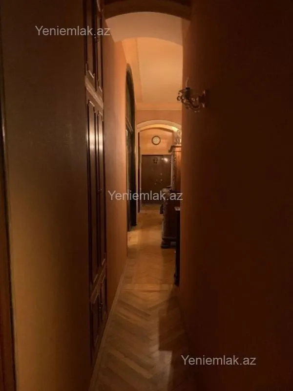 Satılır 6 otaqlı köhnə tikili 220 m²