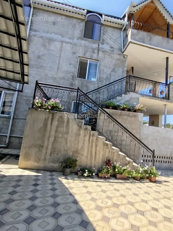 Satılır 13 otaqlı həyət evi 360 m²