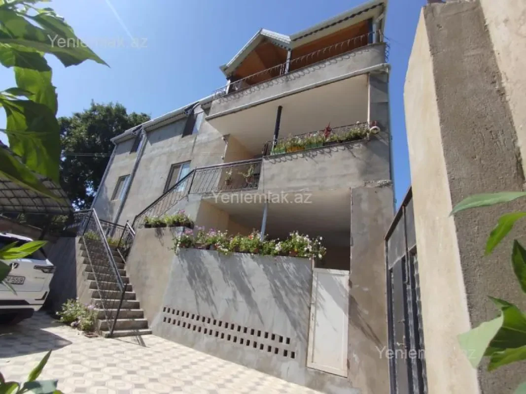 Satılır 13 otaqlı həyət evi 360 m²