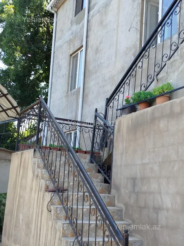 Satılır 13 otaqlı həyət evi 360 m²