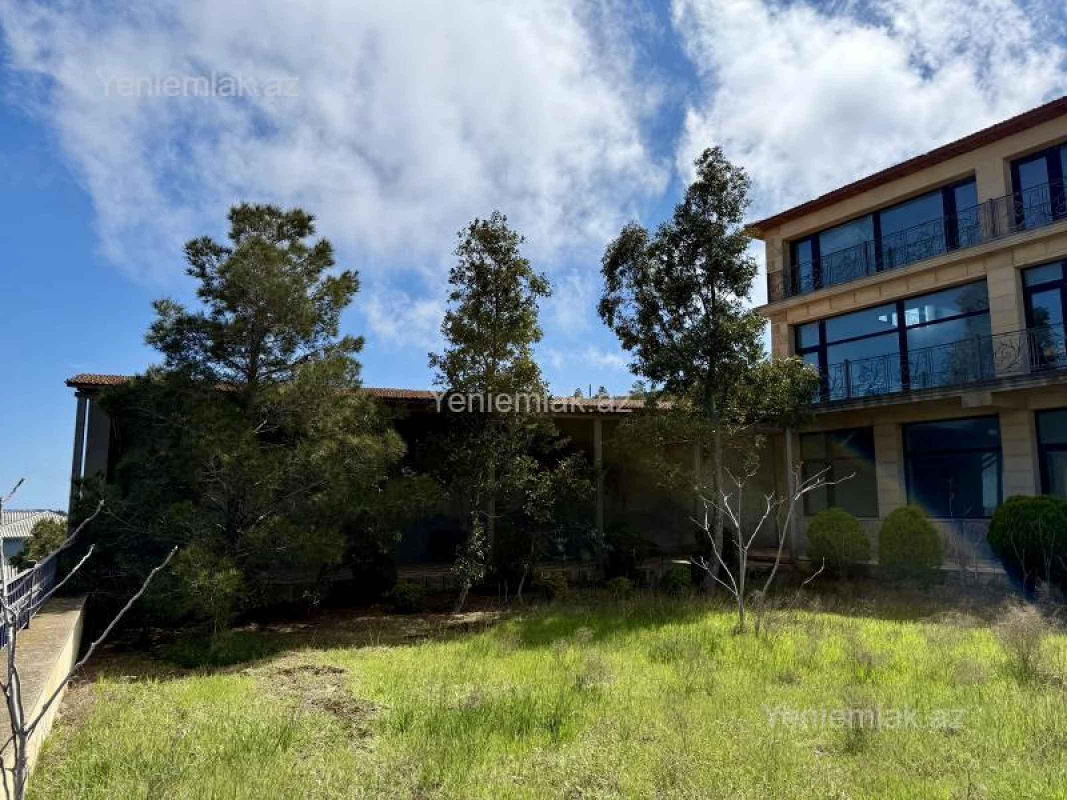 Satılır 9 otaqlı həyət evi 800 m²