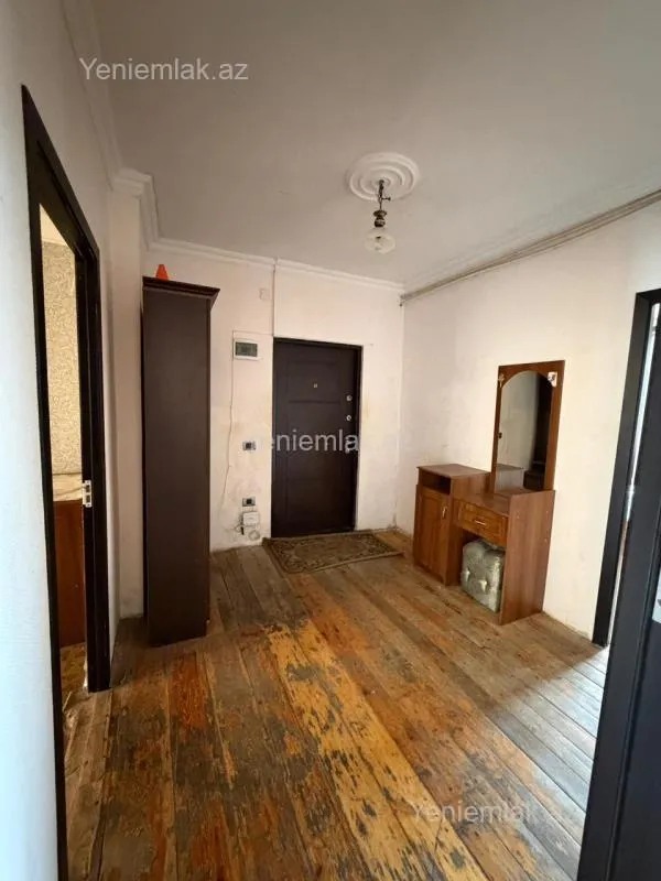 Satılır 9 otaqlı köhnə tikili 80 m²